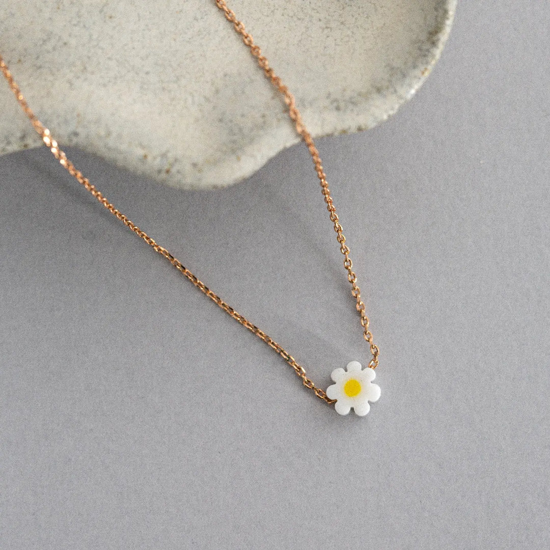 Ella - Tiny Daisy Minimalistic Necklace  | Timi of Sweden