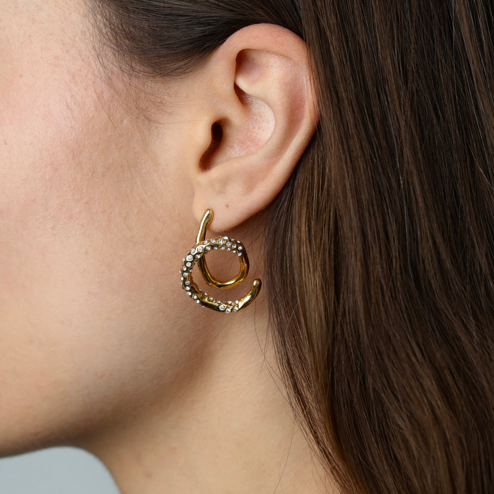 Marisol – spiralörhängen med kristall, guld | Timi of Sweden