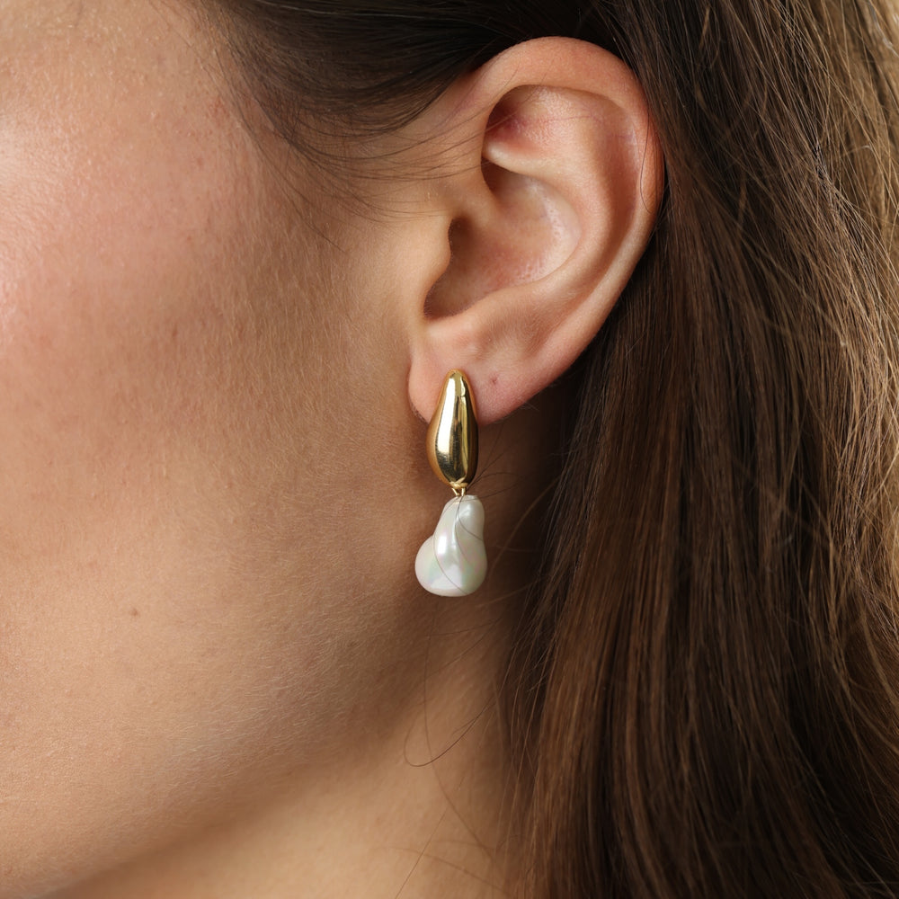 Joy – elegant stud earrings in stainless steel, gold | Timi of Sweden